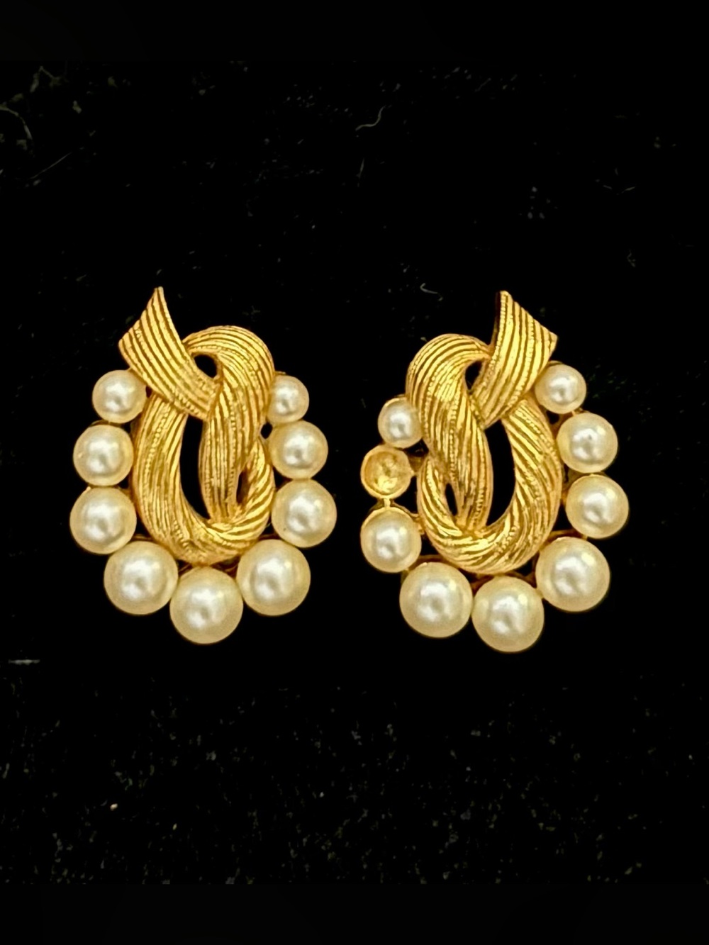 Vintage TRIFARI Sign Gold Tone Bezel twist loop Faux Pearl Halo Clip-On Earrings